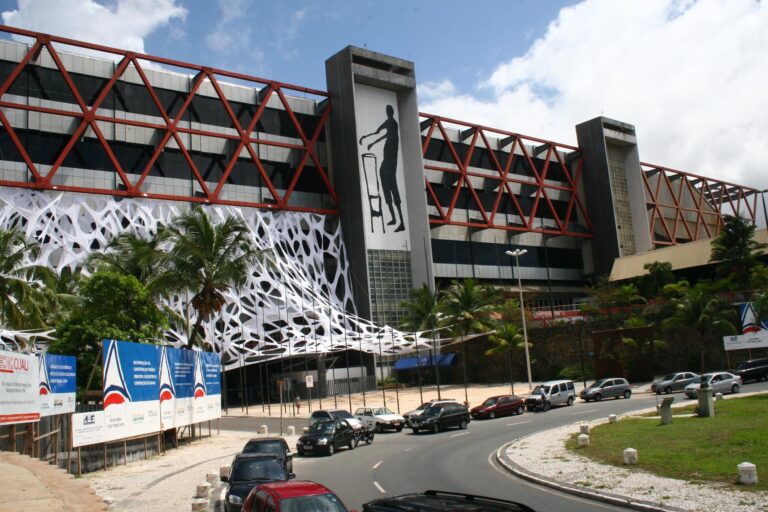 Conflito entre Prefeitura e Governo da Bahia Complica Futuro do Centro de Convenções