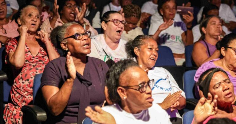 Prefeitura Leva 800 Idosos a Show de Roberto Carlos em Ação Especial