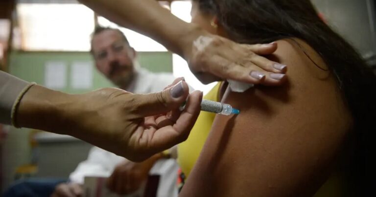 Vacinação contra HPV é prorrogada até 2026 para jovens no Brasil