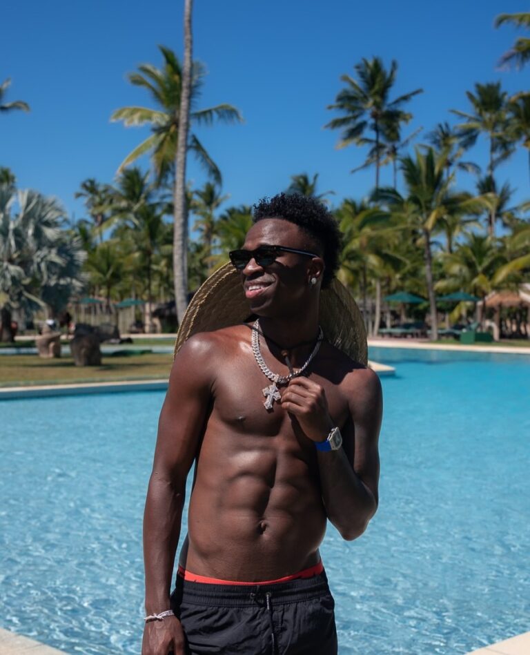 Vini Jr. Retorna a Casa Após Férias na Bahia em Jato de Luxo