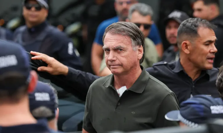 Bolsonaro Solicita Ajustes no Ar-Condicionado Durante Detenção na PF