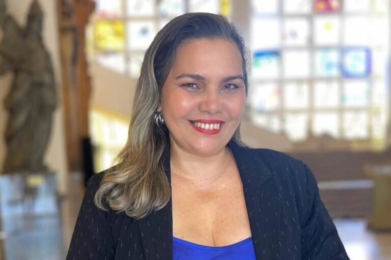 Carla Araújo Retorna à Bahia e Estreia Novo Programa de Rádio