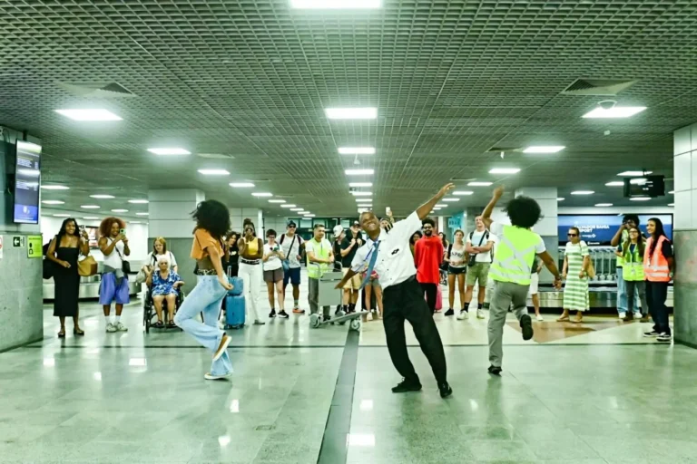 Carnaval em Salvador: Flashmob Recepciona Turistas no Aeroporto com Dança e Alegria