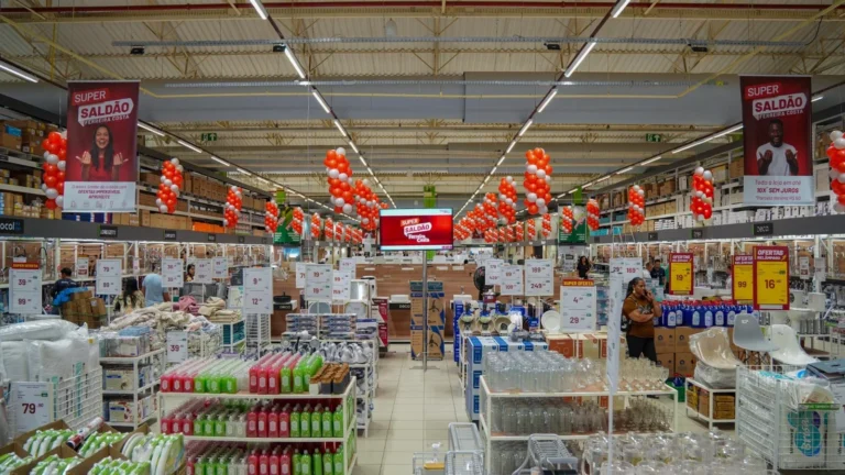 Ferreira Costa Realiza Saldão com Descontos de Até 50% para Ajudar Famílias