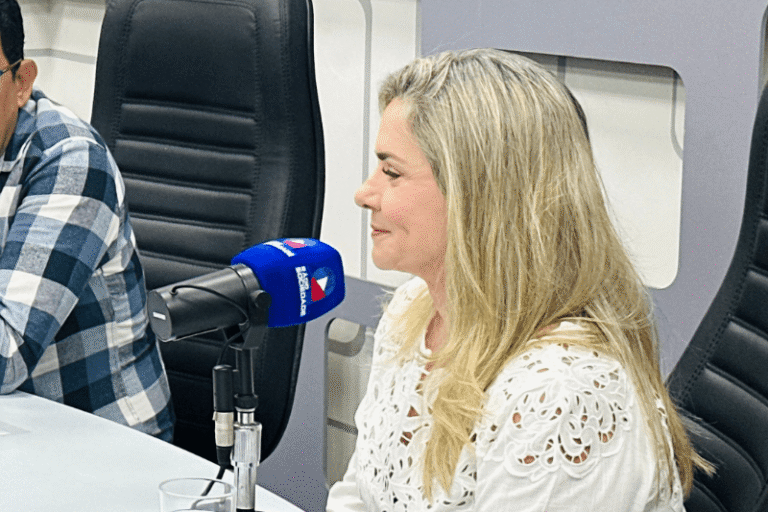 Ivana Bastos Defende Autonomia da ALBA e Refuta Crítica de 'Casa do Amém'