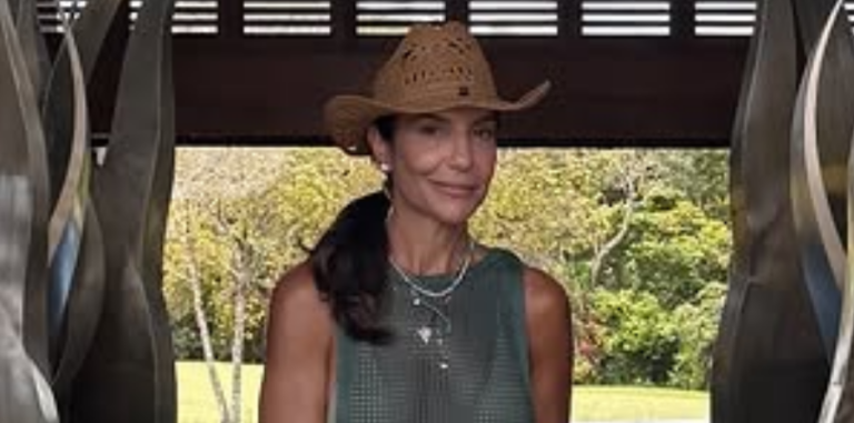 Ivete Sangalo Brilha Sozinha em Trancoso com Vestido Transparente