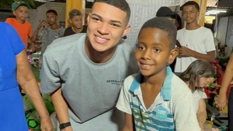 Jovem zagueiro do Grêmio realiza ação social antes de estreia no time principal