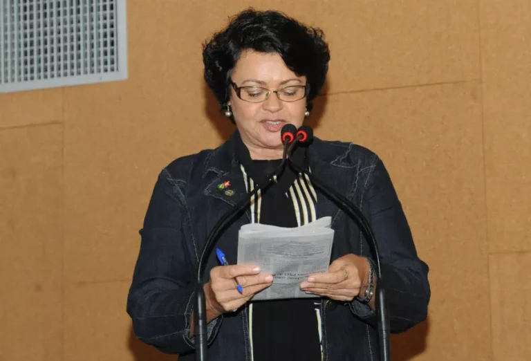 Lei Antibaixaria: Camaçari, o Berço de uma Iniciativa que Protege Mulheres na Bahia Lei Antibaixaria: Camaçari, o Berço de uma Iniciativa que Protege Mulheres na Bahia