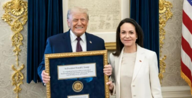 María Corina Machado Homenageia Trump com Prêmio Nobel da Paz na Casa Branca
