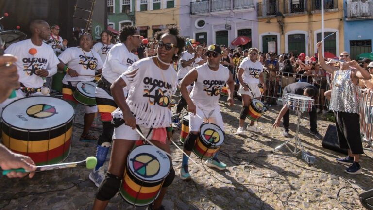 Mistura de Ritmos: Rap, Samba e Percussão em Dia de Festa no Pelourinho