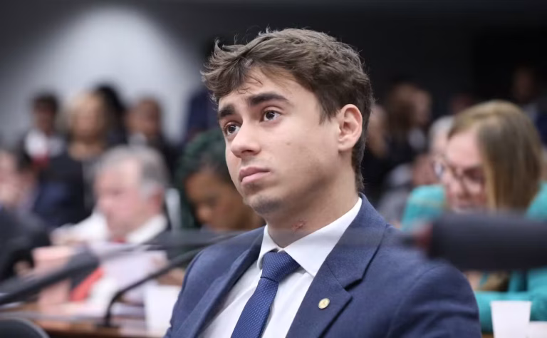 Nikolas Ferreira Critica Davi Alcolumbre em Manifestação em Brasília