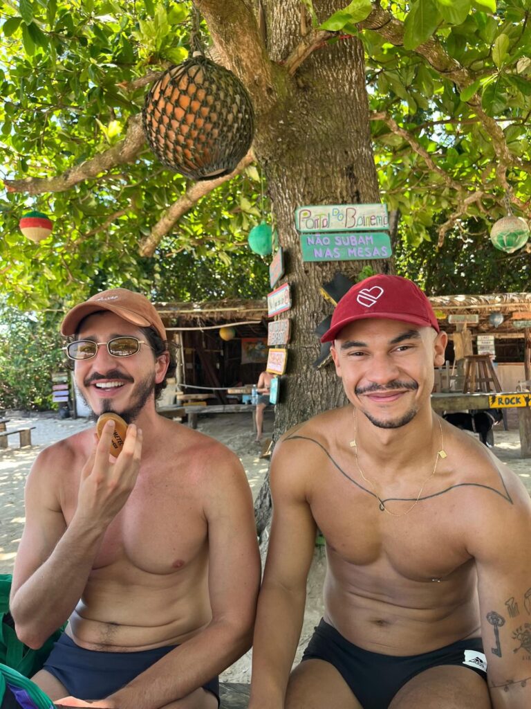 Que Saúde! Johnny Massaro Compartilha Foto com Novo Namorado na Bahia