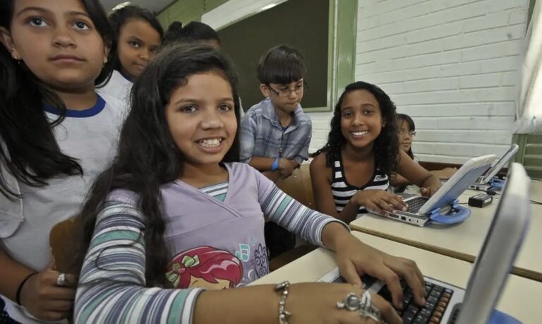 70% das Escolas Públicas com Acesso à Internet: Avanços na Educação Brasileira