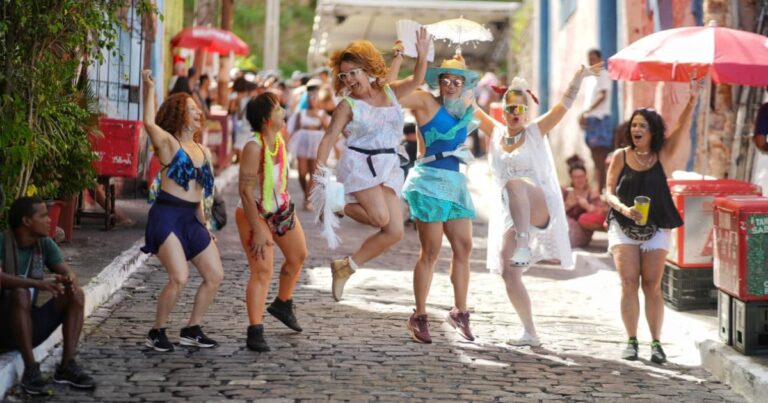 Banho de Mar à Fantasia 2026: Cortejo e Música Agitam Salvador