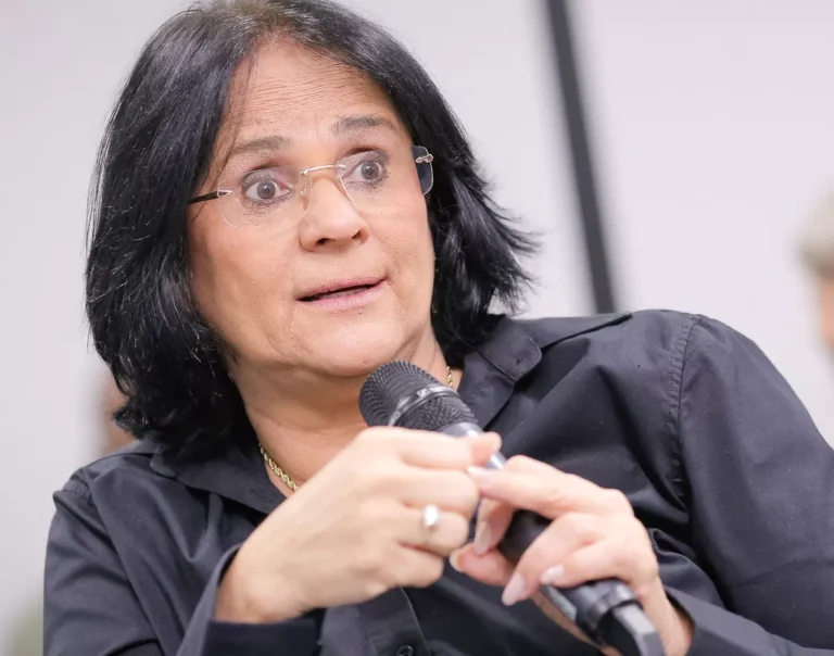 Damares Alves aciona Justiça Eleitoral contra homenagem da escola de samba a Lula