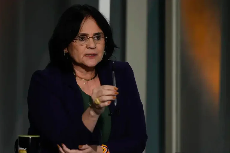 Damares Alves Denuncia Freixo por Patrocínio da Embratur a Escola de Samba em Homenagem a Lula