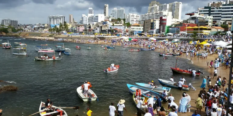 Festa de Iemanjá Atrai Milhares ao Rio Vermelho em Salvador