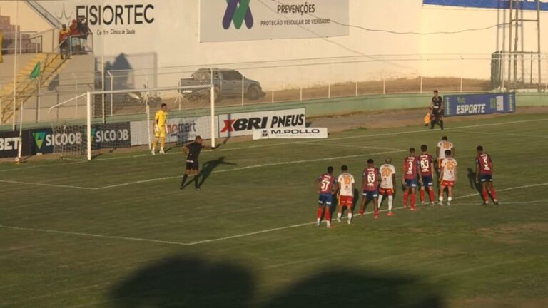Incidentes em Juazeirense x Bahia: Invasão de Campo e Queda de Iluminação Marcam o Jogo