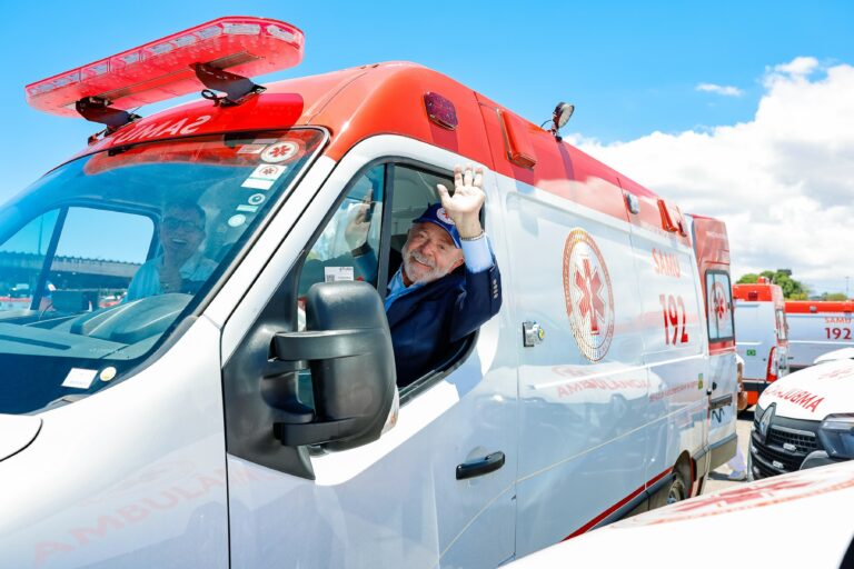 Lula Anuncia Investimento de R$ 345 Milhões em Saúde e Entrega Novas Ambulâncias na Bahia