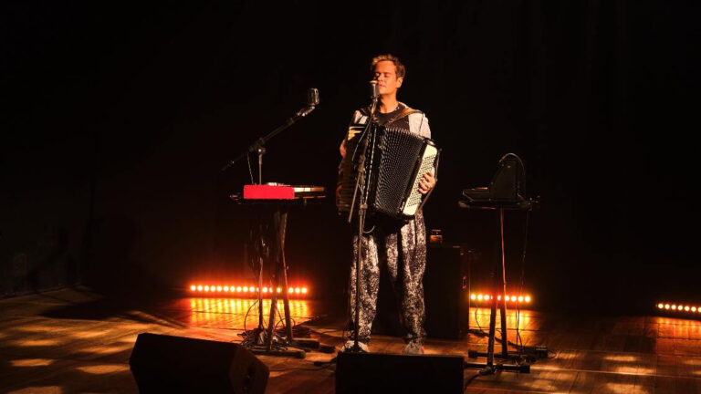 Marcelo Jeneci Encanta no Show 'Solo' em Salvador