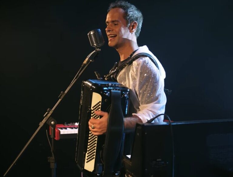 Marcelo Jeneci Encanta Salvador com Show Intimista e Novo Álbum Marcelo Jeneci Encanta Salvador com Show Intimista e Novo Álbum