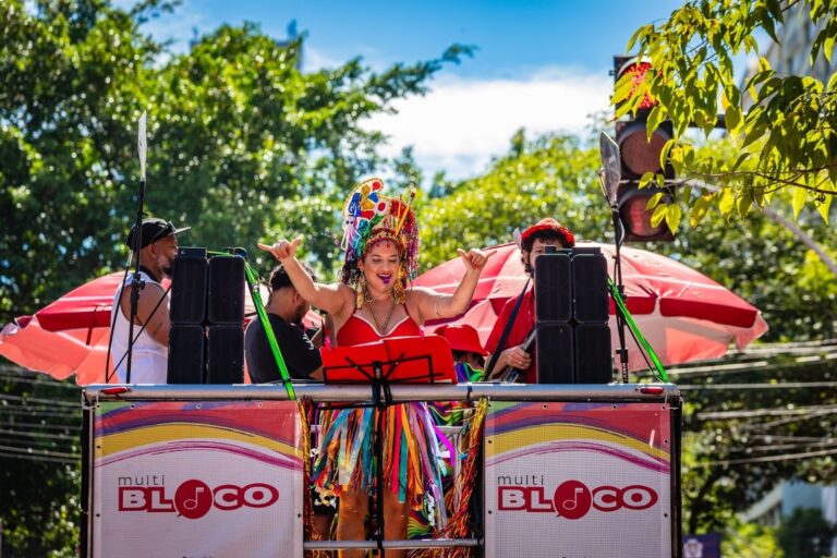 Multibloco Celebra a Bahia em Grande Desfile na Praia de Piratininga Multibloco Celebra a Bahia em Grande Desfile na Praia de Piratininga