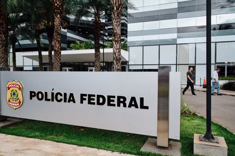 Polícia Federal realiza busca para investigar vazamento de dados da Receita sobre ministros do STF Polícia Federal realiza busca para investigar vazamento de dados da Receita sobre ministros do STF
