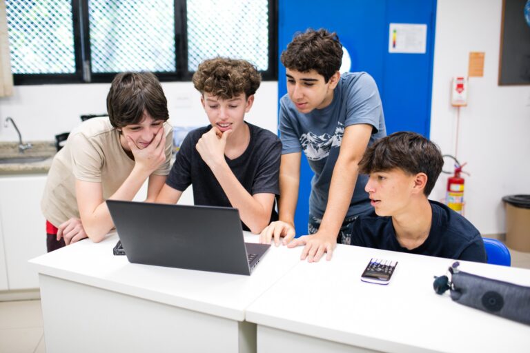 Regulamentação da IA na Educação: Proibição de Correção Sem Professor Regulamentação da IA na Educação: Proibição de Correção Sem Professor