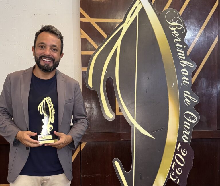 Secretário de Cultura de Santos Recebe Prêmio Berimbau de Ouro em Salvador – Reconhecimento da Cultura Afro-Brasileira Secretário de Cultura de Santos Recebe Prêmio Berimbau de Ouro em Salvador - Reconhecimento da Cultu