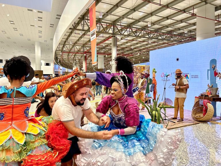 Turistas Celebram o Carnaval da Bahia e se Prepararam para o São João | Festas Populares