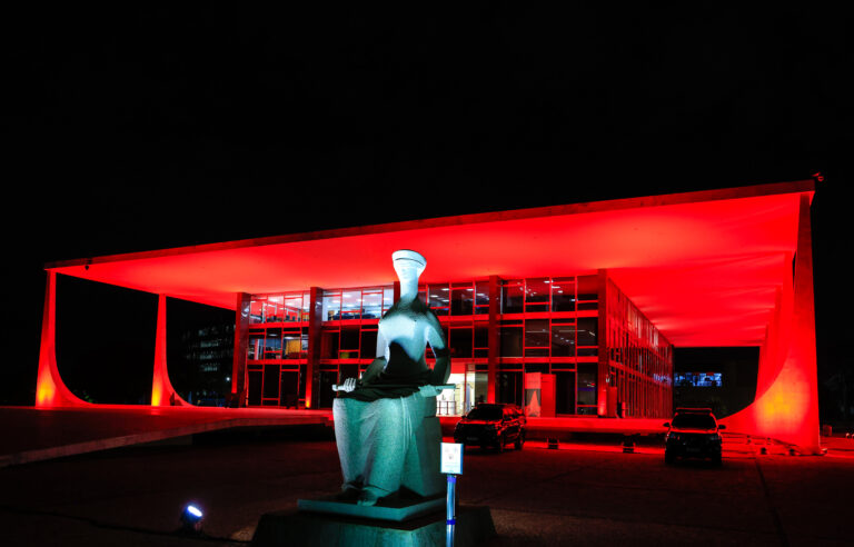 A Terceirização da Política: Um Erro Que Custou Caro ao País