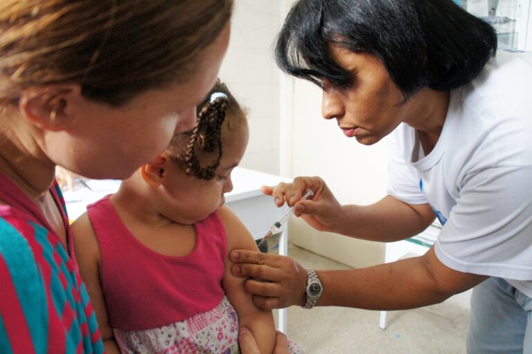 Bahia Inicia Campanha de Vacinação Contra Gripe em Meio a Aumento das Internações Infantis