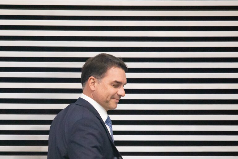 Campanha de Flávio Bolsonaro Reavalia Vice após Recusa de Tereza Cristina e Busca Alternativas na Ba