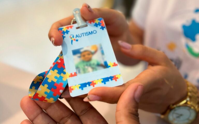 Crachás Gratuitos para Pessoas com TEA em Feira de Santana: Ação Especial de Conscientização Crachás Gratuitos para Pessoas com TEA em Feira de Santana: Ação Especial de Conscientização