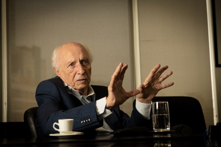 Desafios da Hegemonia Americana: Queda em Educação e Inovação Comprometem Futuro Desafios da Hegemonia Americana: Queda em Educação e Inovação Comprometem Futuro