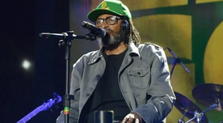 Edson Gomes Choca ao Comparar Bolsa Família à Escravidão Durante Show na Bahia Edson Gomes Choca ao Comparar Bolsa Família à Escravidão Durante Show na Bahia