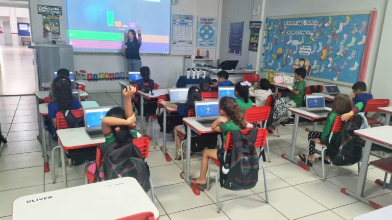 EMEB Pequeno Príncipe: Educação Lúdica com Tecnologias Inovadoras EMEB Pequeno Príncipe: Educação Lúdica com Tecnologias Inovadoras