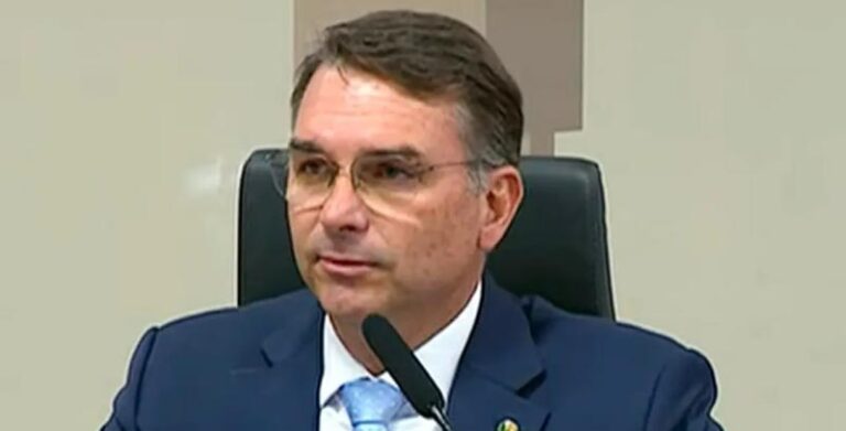 Flávio Bolsonaro Propõe Criação de Ministério da Segurança Pública em Campanha Eleitoral