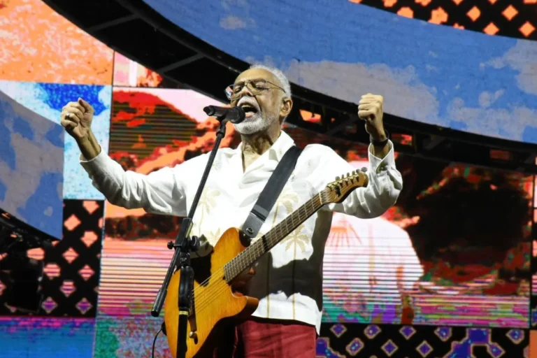 Gilberto Gil Encerra a Turnê ‘Tempo Rei’ em São Paulo: Reflexões sobre o Tempo e a Finitude