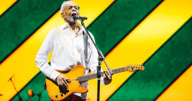 Gilberto Gil faz sua volta aos palcos na Europa com show no Back2Black Festival