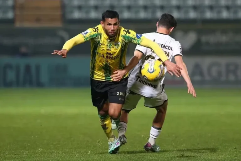 Lateral Revelado pelo Bahia Brilha no Campeonato Português com Fase Artilheira Lateral Revelado pelo Bahia Brilha no Campeonato Português com Fase Artilheira