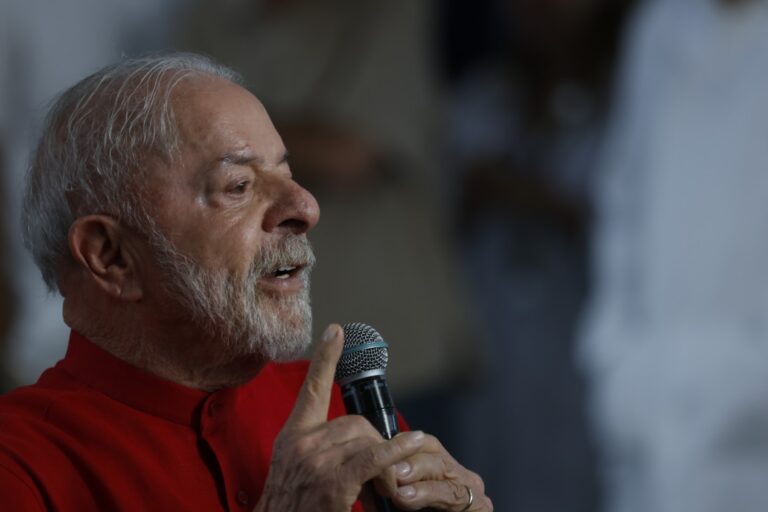 Lula Anuncia Recompra da Refinaria da Bahia e Defende Estoque Regulador de Combustíveis