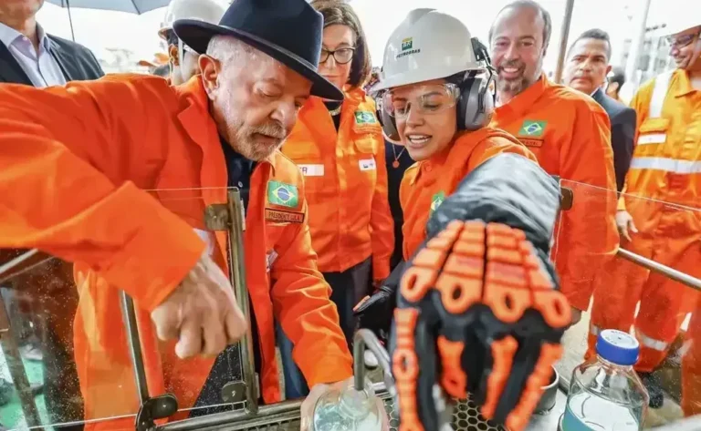 Lula Propõe Estoque Regulador de Petróleo na Petrobras e Recompra de Refinaria na Bahia Lula Propõe Estoque Regulador de Petróleo na Petrobras e Recompra de Refinaria na Bahia