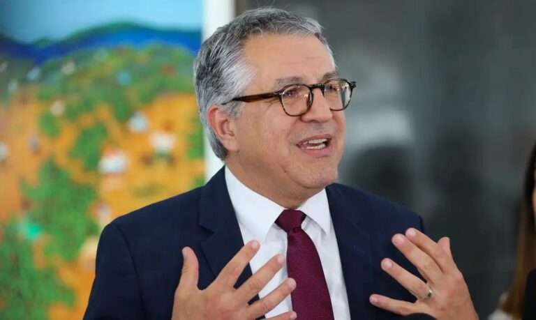 Ministro Padilha Revela Estratégias para Reduzir Filas no SUS e Campanha de Vacinação