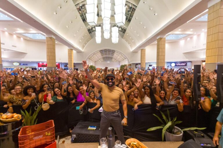 Pablo Agita Multidão em Show Gratuito no Shopping da Bahia