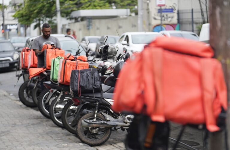 Pesquisa Revela: 71% dos Brasileiros Rejeitam Taxa Mínima para Entregas por Aplicativo