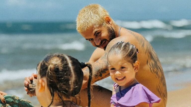 Zé Felipe Curte Fim de Semana na Bahia com os Filhos e Visita o Projeto Tamar Zé Felipe Curte Fim de Semana na Bahia com os Filhos e Visita o Projeto Tamar