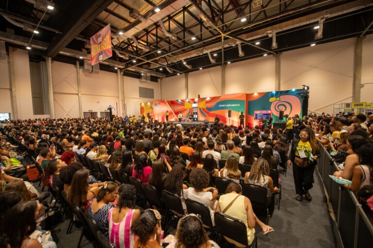 Bienal do Livro Bahia 2026: Recorde de 130 mil Visitantes e Celebrando a Diversidade Literária