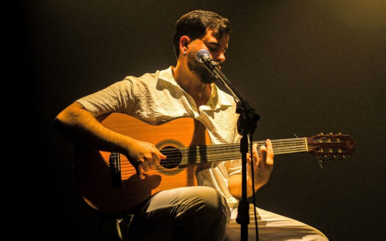 Clássicos de Djavan e Chico Buarque Brilham no Teatro Gamboa