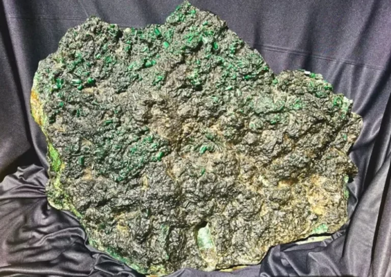 Esmeralda de 142 kg na Bahia: Leilão de R$ 79,8 milhões promete agitar o mercado Esmeralda de 142 kg na Bahia: Leilão de R$ 79,8 milhões promete agitar o mercado